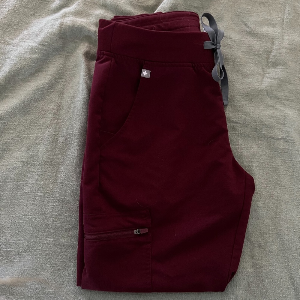 FIGS Zamora Jogger Scrub Pants. Burgundy Petite size S